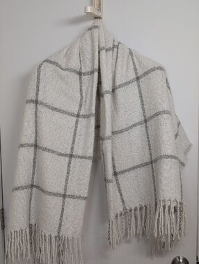 COZY PLAID FRINGE SCARF • SOFT WINTER WRAP • CREAM & GREY CHECKERED BLANKET SCAR